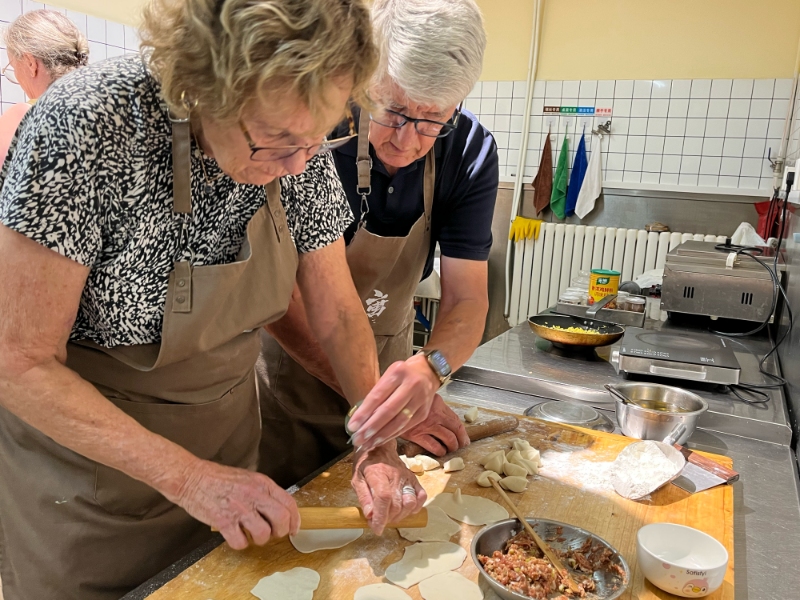 外國友人學習包餃子