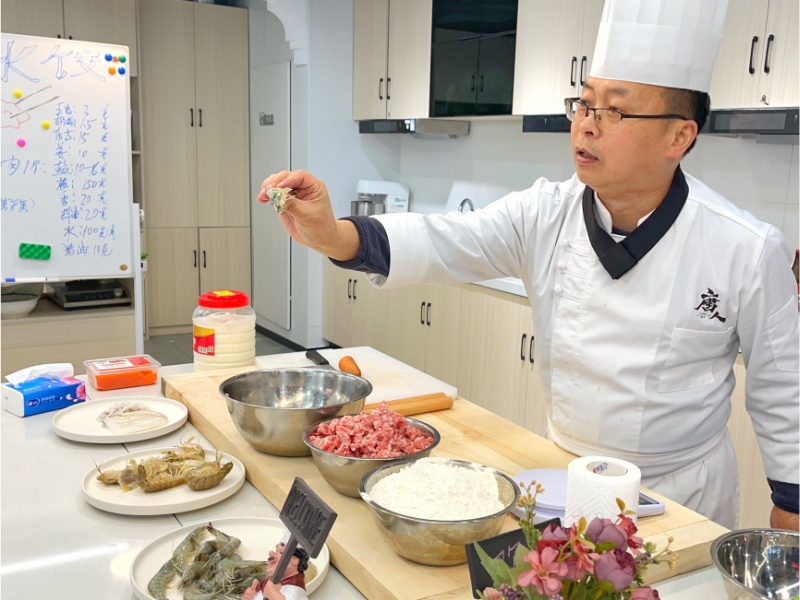 學習制作海鮮大餡餃子